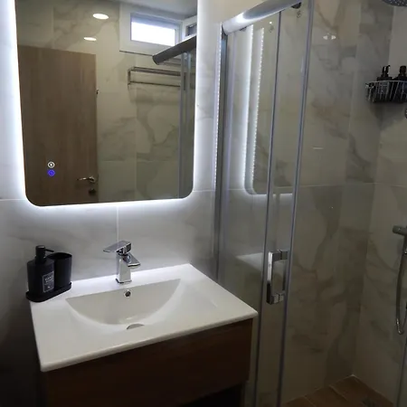 Nioplias Luxury شقة فندقية 3*